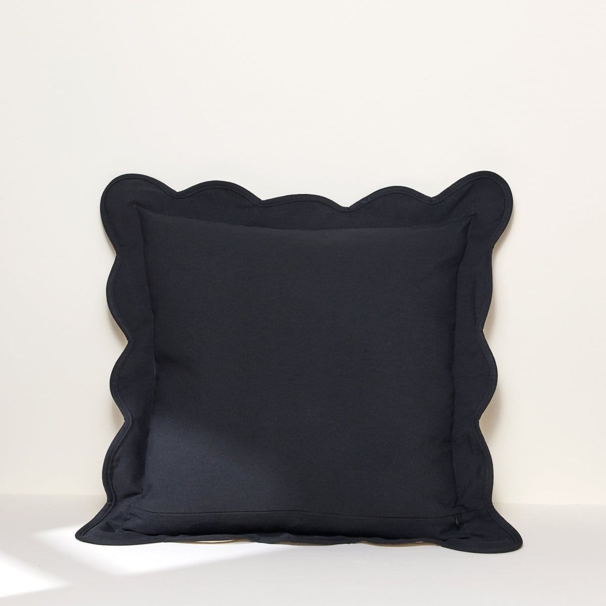 Dark Linen/Black | 20"H x 20"W