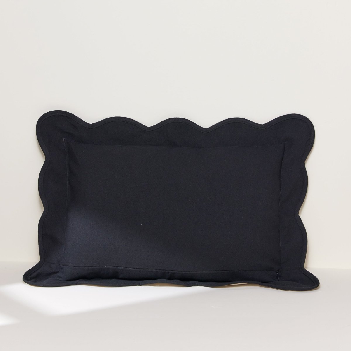 Dark Linen/Black | 13"H x 20"W