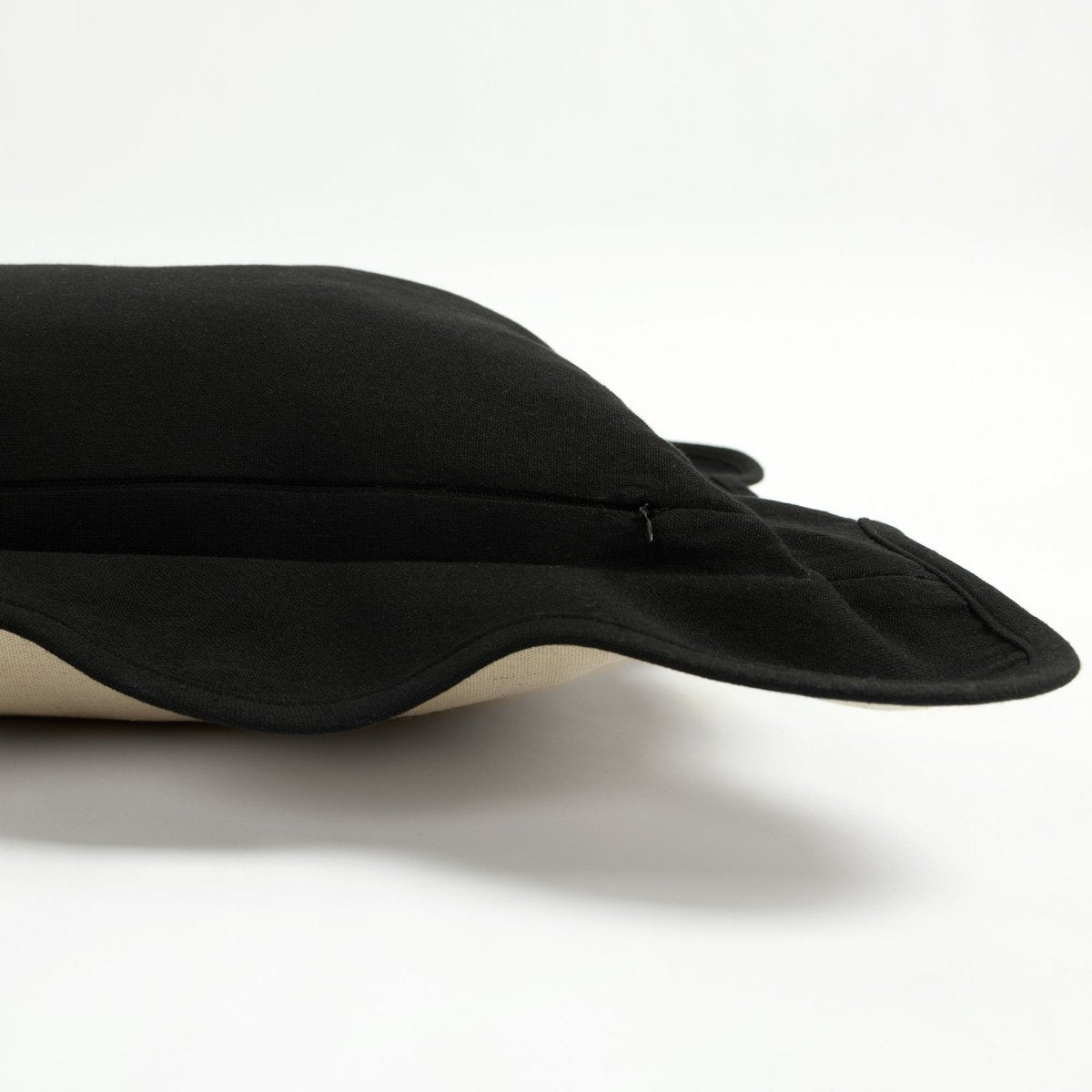 Dark Linen/Black | 13"H x 20"W