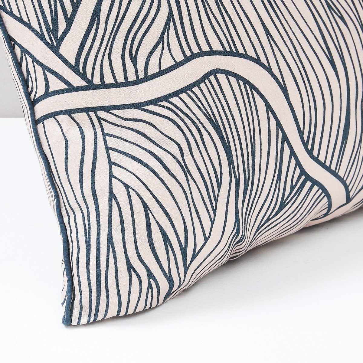 Navy/Neutral | 22" x 22"