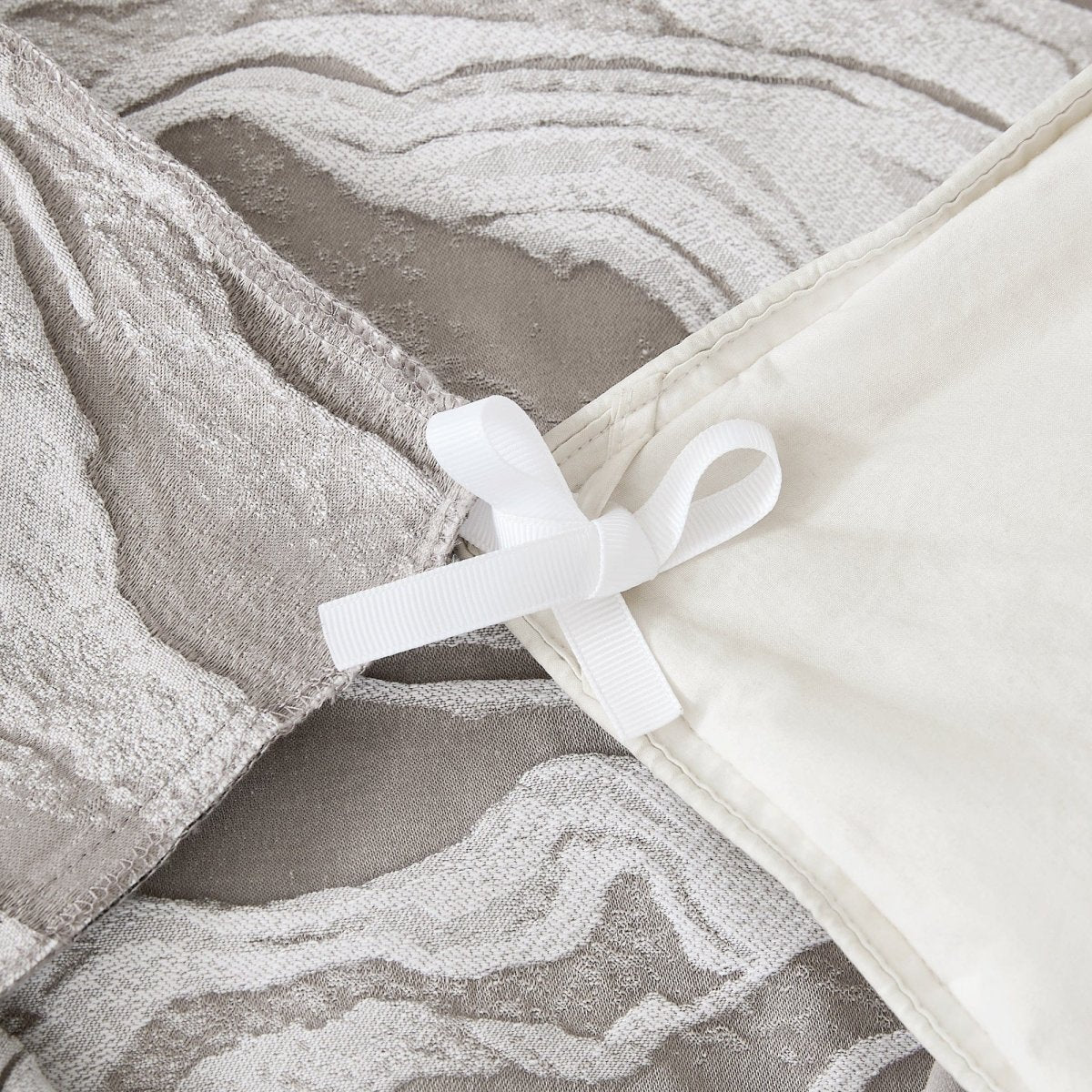 Gray/White | Queen