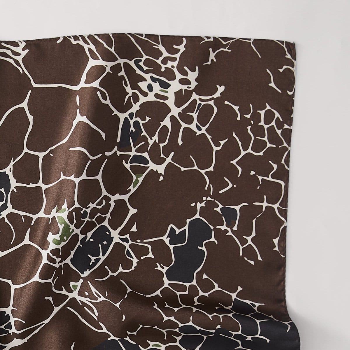 Brown/Neutral | 26" x 26"