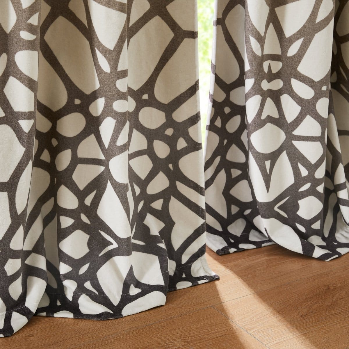 Ivory/Brown | 52" W x 84" L