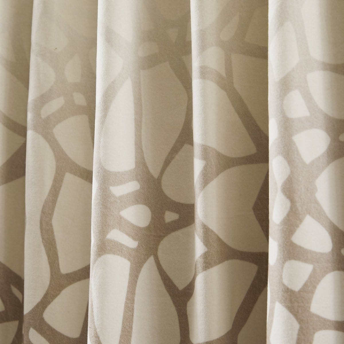 Ivory/Brown | 52" W x 84" L