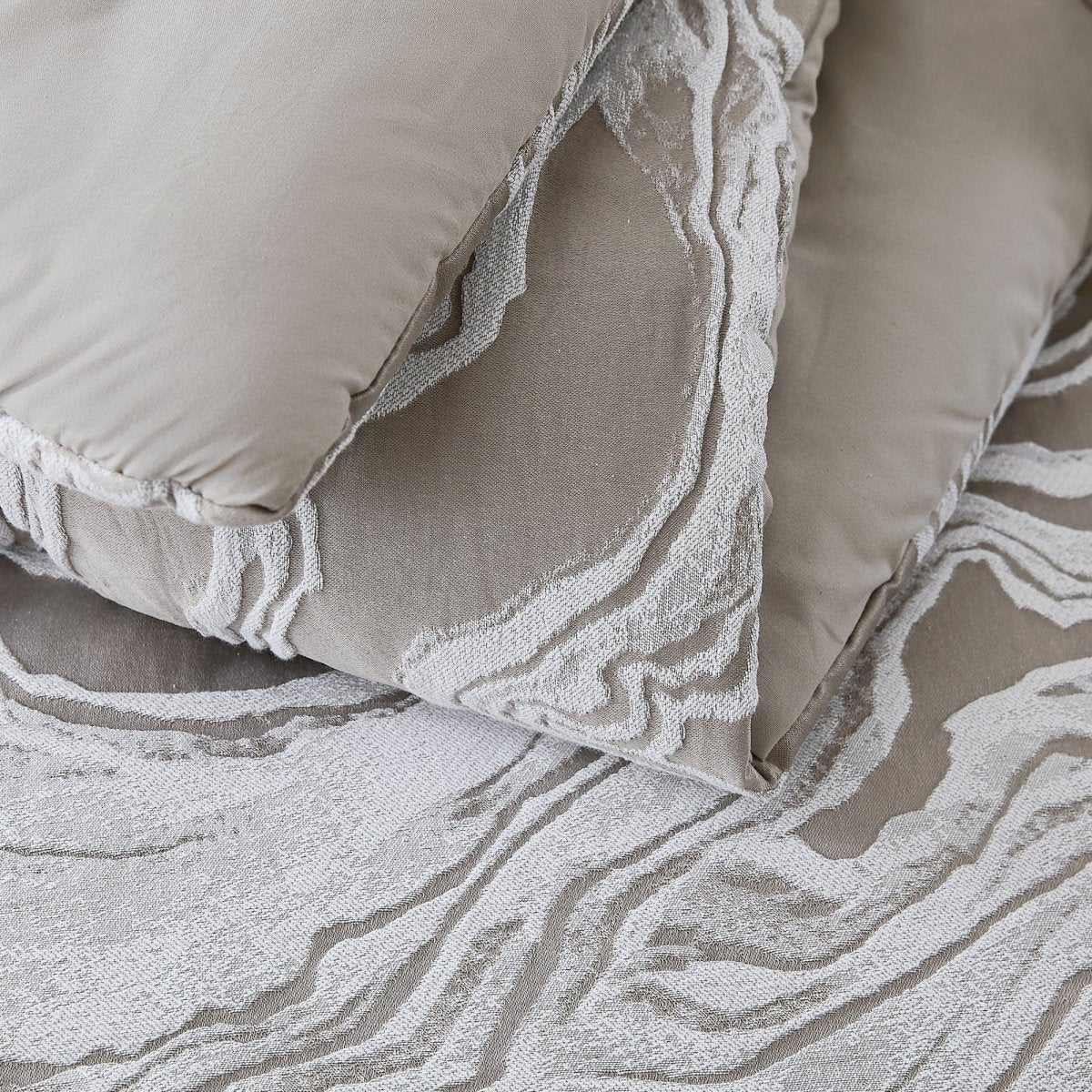 Gray/White | Queen