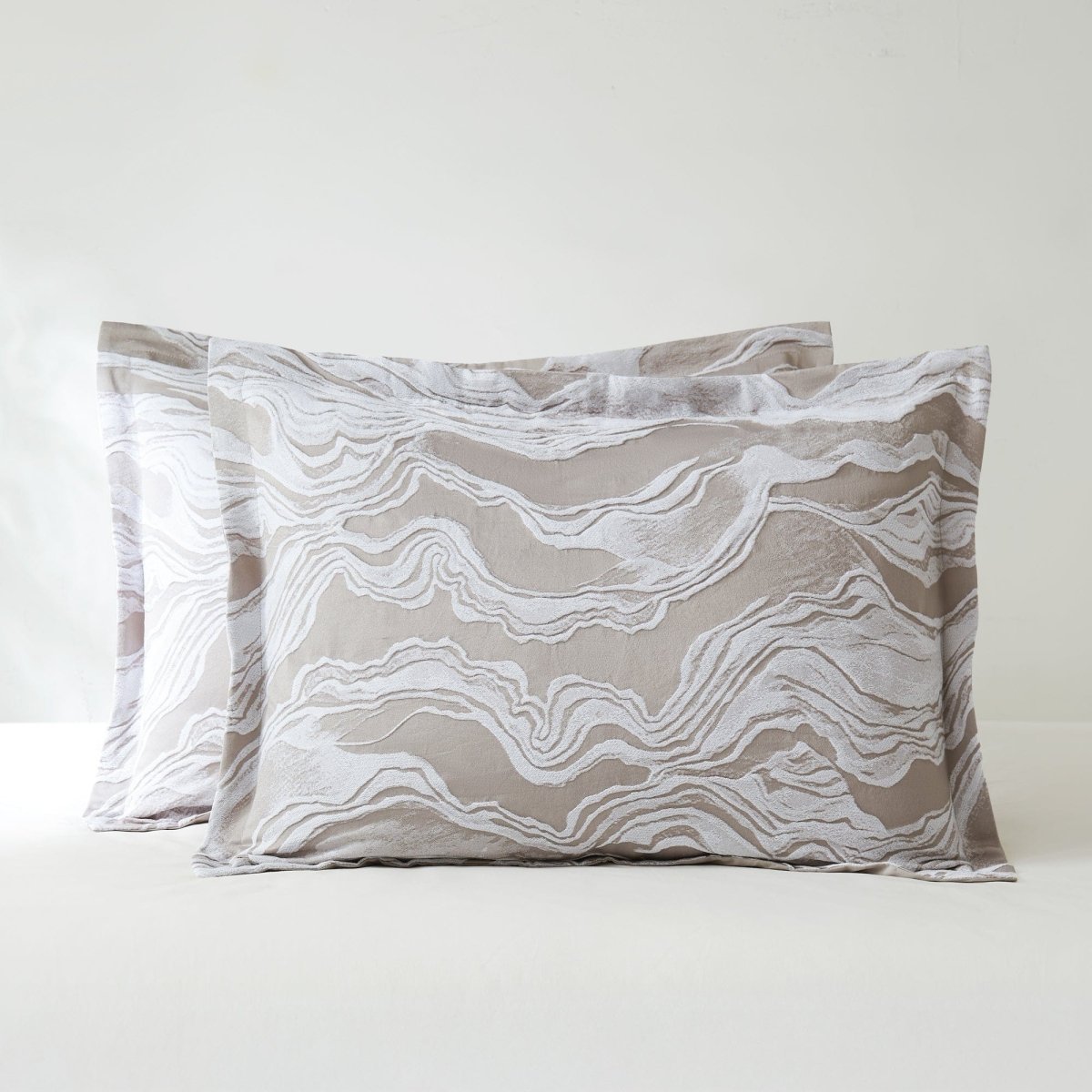 Gray/White | Queen